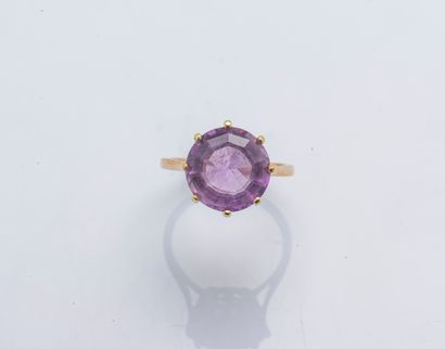 null Ring in yellow gold 18 carats (750 thousandths) set with a round amethyst of...