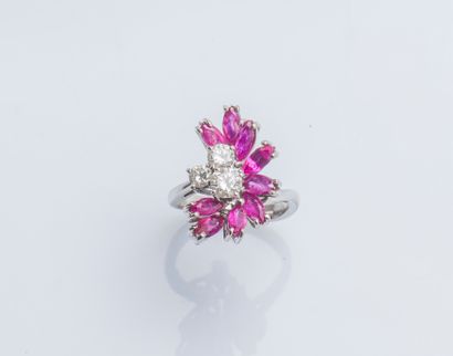 Flower ring in 18K white gold (750 thousandths)...