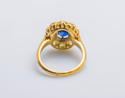 null Flower ring in yellow gold 18 carats (750 thousandths) set with an oval sapphire...