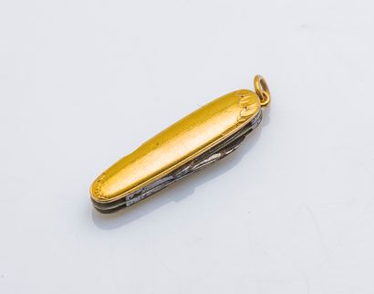 null Pendentif couteau suisse en or jaune 18 carats (750 millièmes) à décor d'un...