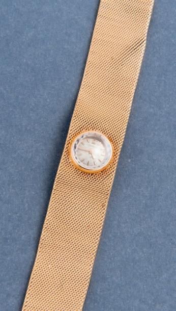 OMEGA (RUBAN / OR JAUNE), vers 1950 Montre ronde intégrée à un bracelet ruban en...