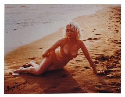 George BARRIS (né en 1928) Marilyn allongée sur le sable Tirage kodak, signé en bas...