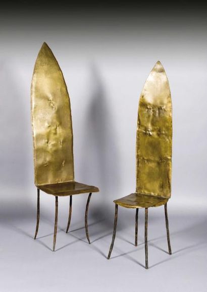 Travail français Chaise sculpture formée d'une feuille de laiton découpée et pliée...