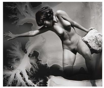 André de DIENES (1913-1995) Nu à la pierre Tirage argentique d'époque, circa 1960,...