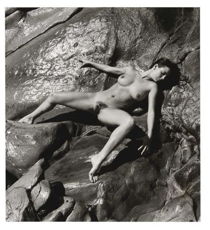 André de DIENES (1913-1995) Nu allongé sur les rochers mouillés Tirage argentique...