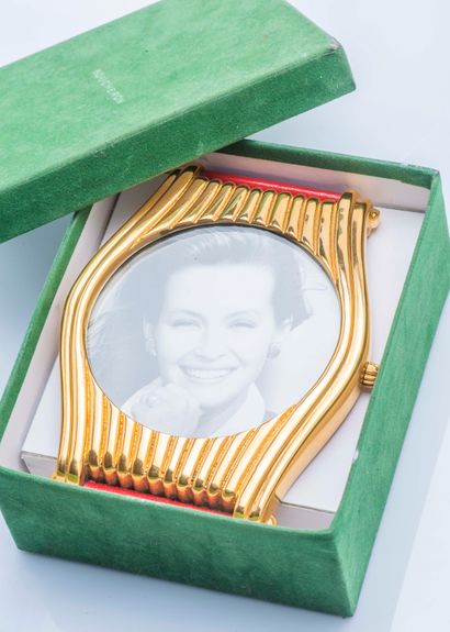 BOUCHERON BOUCHERON, 1980s

Watch photo frame drawing a gilded metal watch case covered...