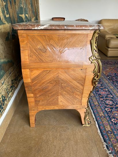 null Chest of drawers in veneer with leaf inlay, curved shape, opening with five...