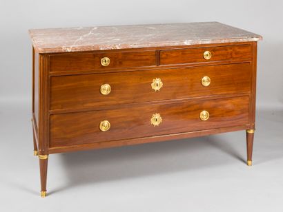 null Mahogany and mahogany veneer straight chest of drawers opening with 5 drawers...