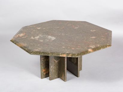 null Table basse en marbre de forme hexagonale reposant sur un pied amovible en lamelles...