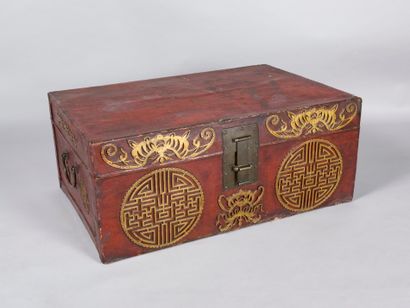 Chine, Xxème siècle China, 20th century 

Red and gold lacquered leather chest, decorated...