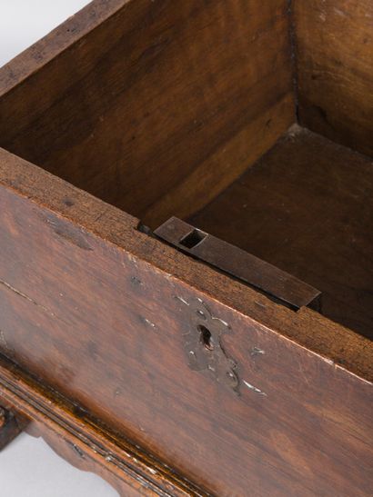 null Small molded wood chest opening with a flap 

Work of the XVIIth century 

26...