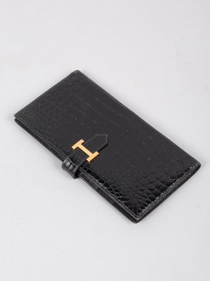 HERMES Paris HERMES Paris

Portefeuille modèle "Bearn" en crocodile noir verni, boucle...