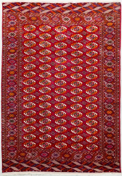 null Oriental carpet with geometric decoration on a red background 

302 x 208,5...