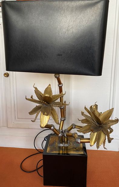 Attribué à la Maison JANSEN, Attributed to the House of JANSEN, 

Brass flower lamp,...