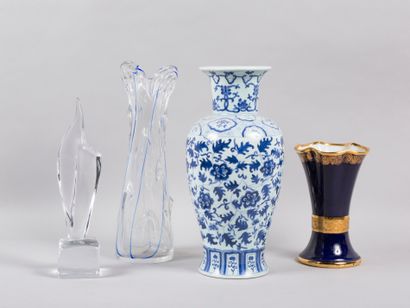 null Lot including : 

- Daum France, Sculpture in molded glass representing a flame...