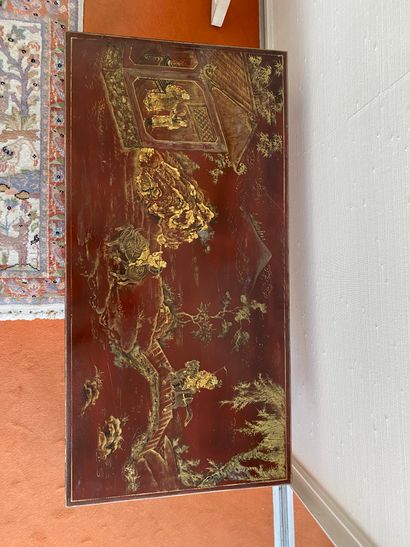 Maison BAGUES House of BAGUES 

Gilded brass table with a red lacquer top decorated...