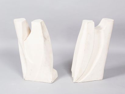 null Deux sculptures en pierre calcaire de forme libre 

48,5 x 24,5 x 15 cm (chacune)...