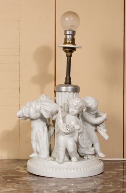 White porcelain lamp base with putti

H....