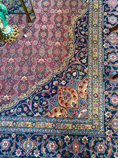 null Important tapis Turc en laine à décor de fleurs et enroulements 

392 x 282...