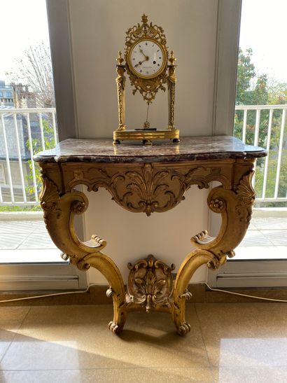 null Gilded wood console decorated with acanthus leaves and shells, the cambered...