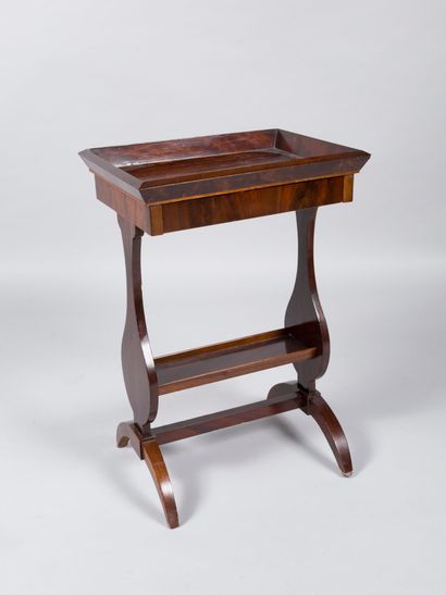 null Small side table in mahogany and mahogany veneer, opening with a drawer in the...