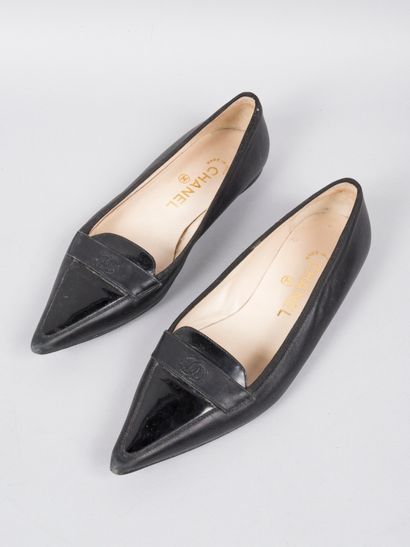 CHANEL CHANEL 

Pointed toe shoes in smooth leather and black patent leather with...