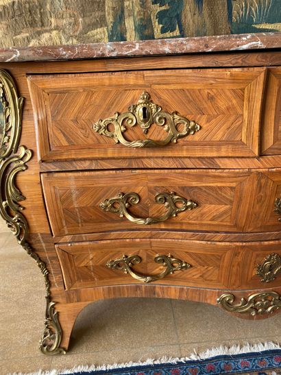 null Chest of drawers in veneer with leaf inlay, curved shape, opening with five...