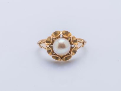 null Flower ring in yellow gold 18 carats (750 thousandths) set with a cultured pearl...