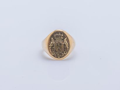 null Chevalière in yellow gold 18 carats (750 thousandths) engraved of armorial bearings....