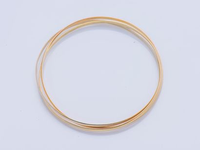 null Bracelet formé de trois fins joncs entrelacés en or rose, or jaune et or gris...