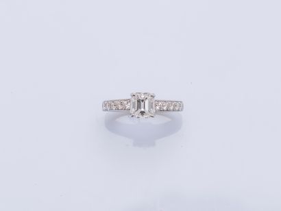 null Solitaire ring in 18K white gold (750 thousandths) set with an emerald-cut diamond...