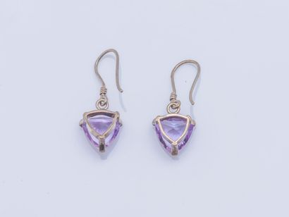 null Pair of silver sleepers (925 thousandths) set with triangular amethysts of about...