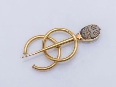 null Broche fibule en or 18 carats (750 millièmes) dessinant deux anneaux dont un...