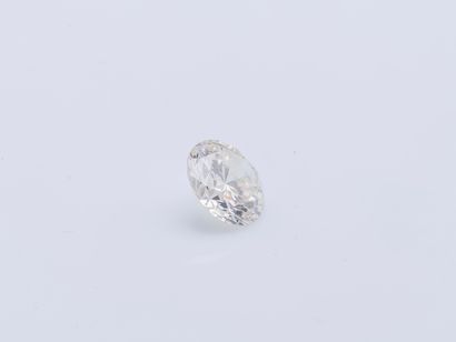 null Un diamant taillé en brillant sur papier pesant 3,48 carats de couleur J pureté...