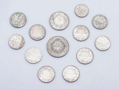 null 
Lot de pièces en argent (925 millièmes) comprenant : 




Une pièce de 50 francs...