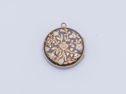 null Round pendant in gold 18 carats (750 thousandths) with flowers decoration enhanced...