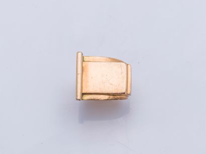 null Bague chevalière en or jaune 14 carats (585 millièmes) de forme tank. 
Taille...