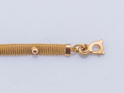 null Bracelet ruban souple formé d'un tissage d'or jaune 18 carats (750 millièmes)...