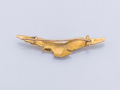 null Broche en or jaune 18 carats (750 millièmes) représentant un aigle aux ailes...
