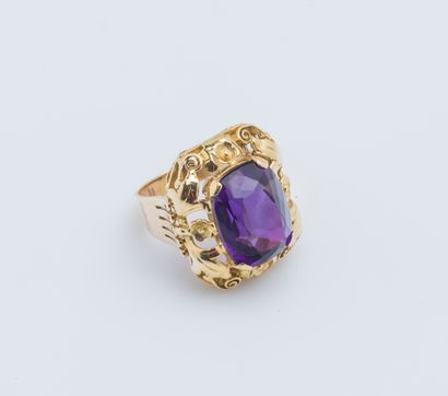 null NOT SOLD
18K (750 ‰) yellow gold ring adorned with a cushion amethyst in a chased...