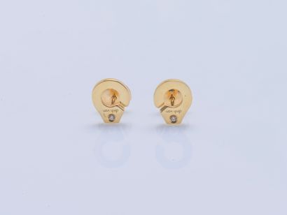 DINH VAN Puces d'oreilles modèle Menottes en or jaune 18 carats (750 millièmes) sertis...