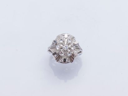 null Bague fleur en or gris 18 carats (750 ‰) ornée de sept diamants taillés en brillant...