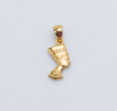 null Pendentif en or jaune 18 carats (750 ‰) figurant le buste de Néfertiti serti...