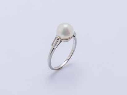 MAUBOUSSIN Paris Platinum ring (950 thousandths) decorated with a button pearl of...