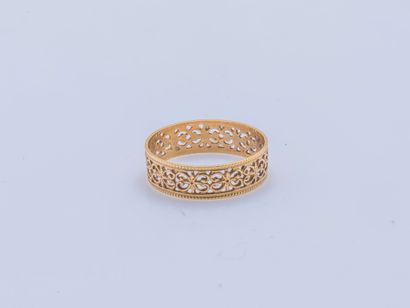 null Ring band in yellow gold 18 carats (750 thousandths) openwork of interlaces....