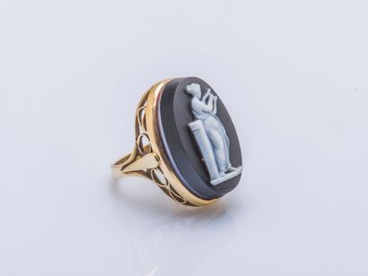 null Bague en or jaune 18 carats (750 millièmes) sertie d'un camée en onyx représentant...