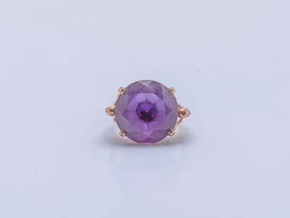 null Ring in pink gold14 carats (585 thousandths) set with a synthetic purple sapphire,...
