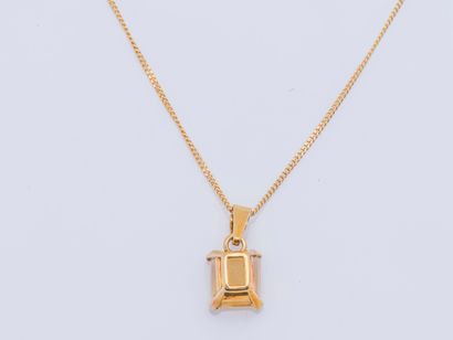 null Collier en or jaune 18 carats (750 millièmes) formé d'une chaine et d'un pendentif...