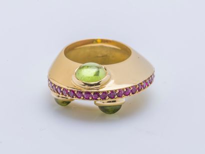 null Bague moderniste en or jaune 18 carat (750 millièmes) formant un disque orné...