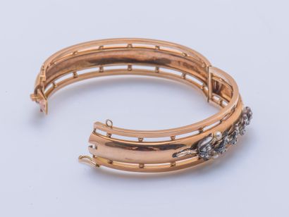 null Bracelet jonc plat ouvrant en or rose 18 carats (750 millièmes) orné d'une branche...